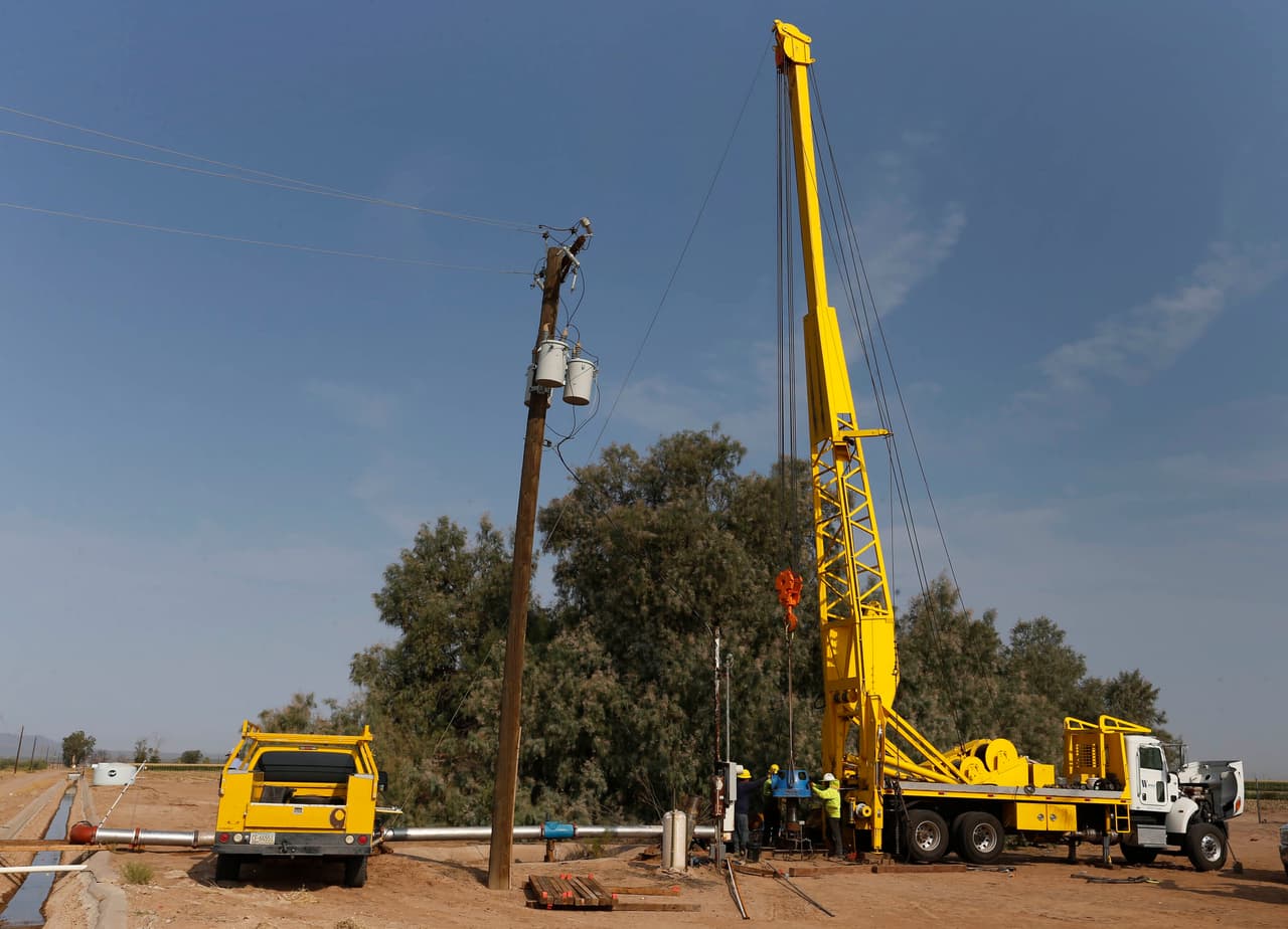 El río Colorado, una de las principales fuentes de agua en el suroeste de Estados Unidos, ha sufrido los embates de las históricas olas de calor
<a href="https://www.univision.com/temas/cambio-climatico">y el cambio climático</a>. La situación ha alarmado a científicos y agricultores: el US Bureau of Reclamation (la agencia gubernamental que gestiona el abasto de agua) ordenó cortes de abasto, algo que no había ocurrido en la historia del río. En la imagen, trabajadores trabajan en un pozo en una granja de Casa Grande, Arizona.