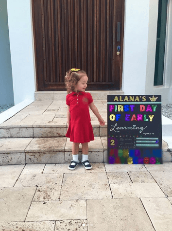 "Este 27 de agosto cumplí exactamente 20 años de haberme mudado a Estados Unidos. En el mismo aniversario, mi hija Alana fue a la escuela por primera vez y mi hijo Bruce comenzó su tercer año escolar", reveló.