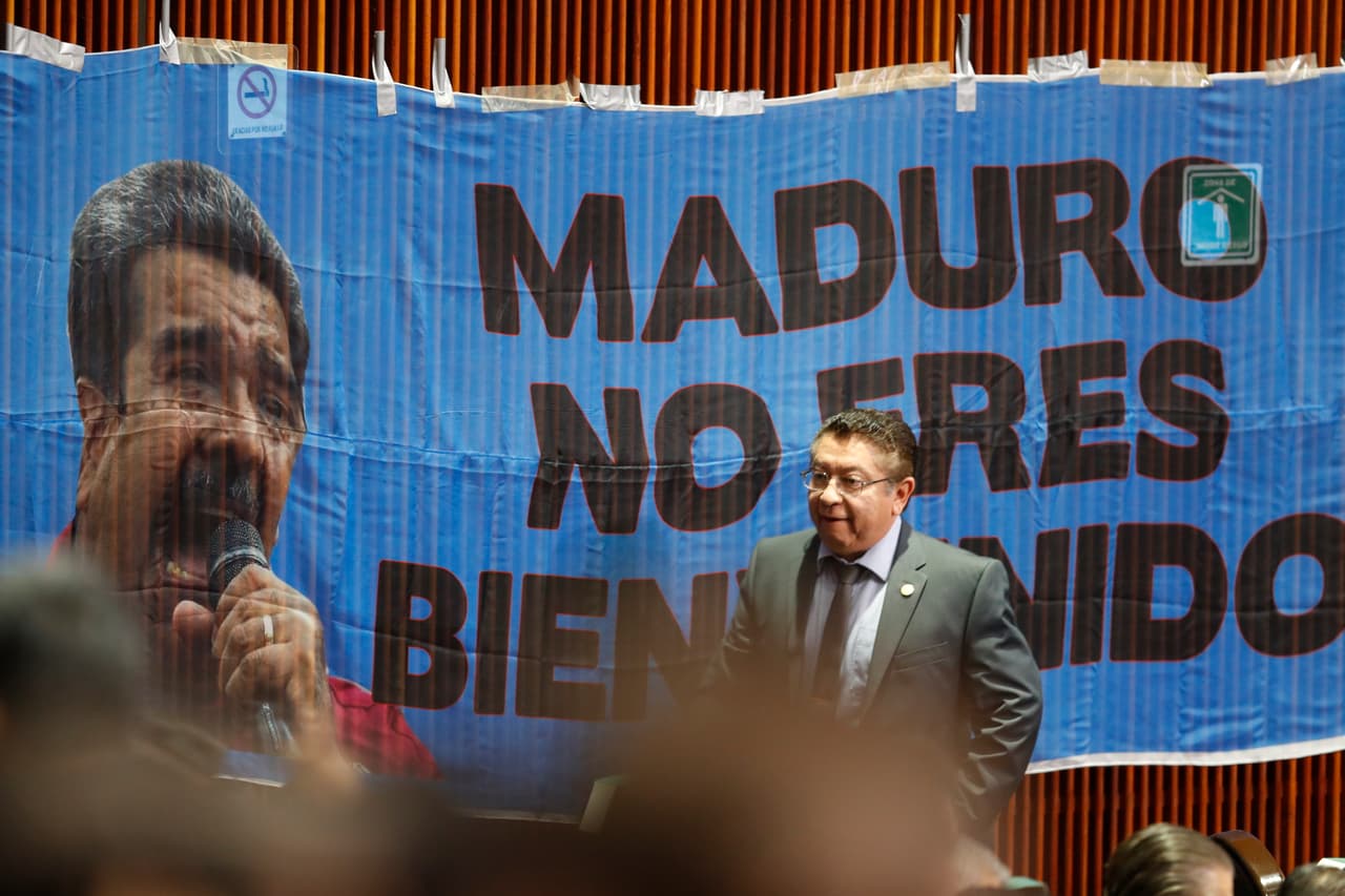 Una pancarta publicada por legisladores conservadores del partido PAN, con una foto del presidente venezolano Nicolás Maduro y la frase: "Maduro no eres bienvenido" colgada del muro del Congreso antes de la juramentación del nuevo presidente de México, Andrés Manuel López Obrador.