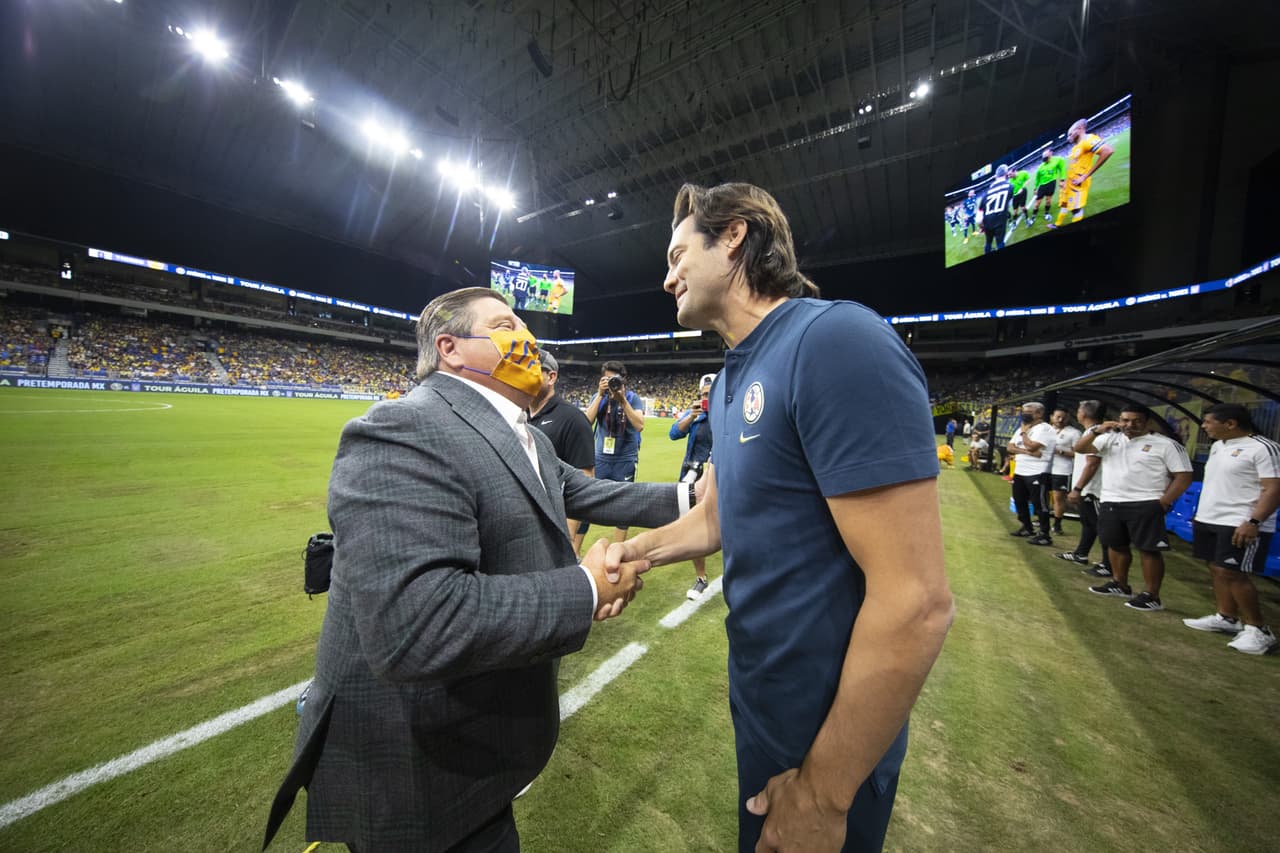 Miguel Herrera y Santiago Solari se enfrentaron por primera vez en el banquillo. Así fue su saludo.