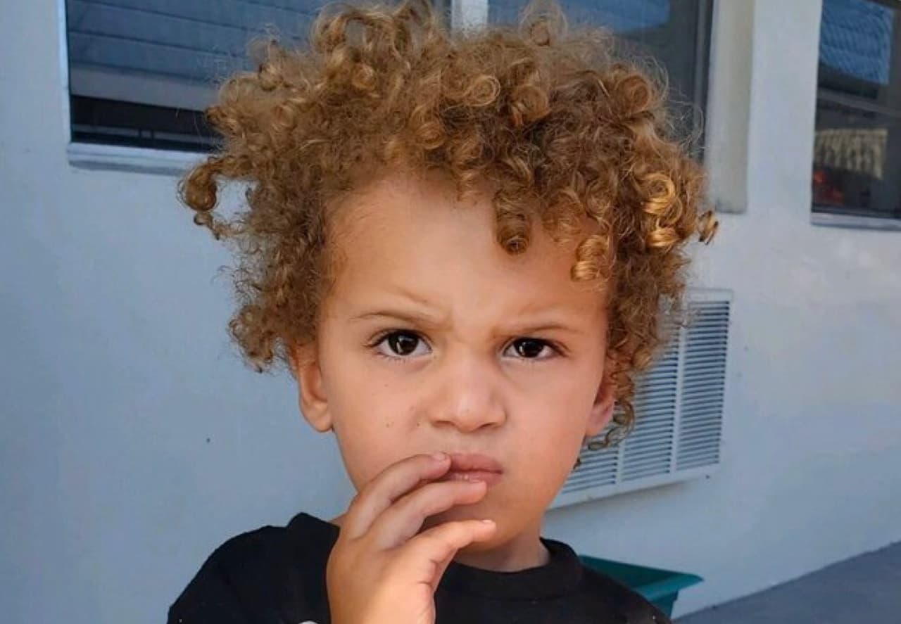 Las autoridades informaron que Ebony Williams reportó haber encontrado al niño cerca del 1860 de SW 68th Avenue, en Miramar, Florida. El pequeño estaba descalzo, vestía una camiseta y estaba en pañales.