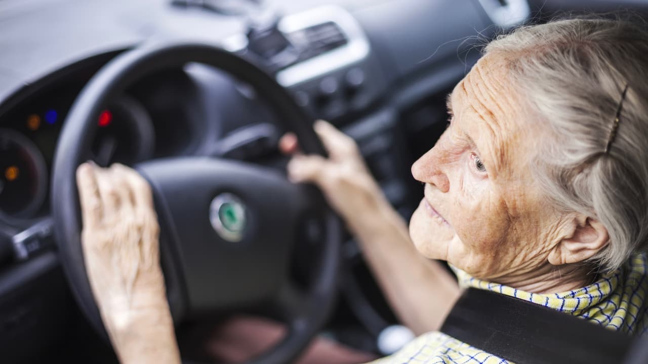 Varias condiciones físicas, común más no exclusivamente asociadas con la tercera edad, hacen que la conducción de un vehículo sea tan peligrosa como conducir bajo la influencia del alcohol y otras drogas. Estas condiciones pueden restringir el movimiento, limitar la visión y afectar el pensamiento de los conductores. Según la Administración Nacional de Seguridad Vial (
<b><a href="https://www.nhtsa.gov/" target="_blank">NTHSA</a></b> por sus siglas en inglés) las siguientes son las condiciones que hay que vigilar muy de cerca. Quienes crean sufrir de una o más de estas condiciones, o conocen a alguien cuyas habilidades detrás del volante están impedidas por alguna de ellas, deberán evaluar la progresión de la misma, el grado en que dificulta el manejo, así como las opciones que tienen para mejorar, o si llegó la hora de entregar las llaves del vehículo.