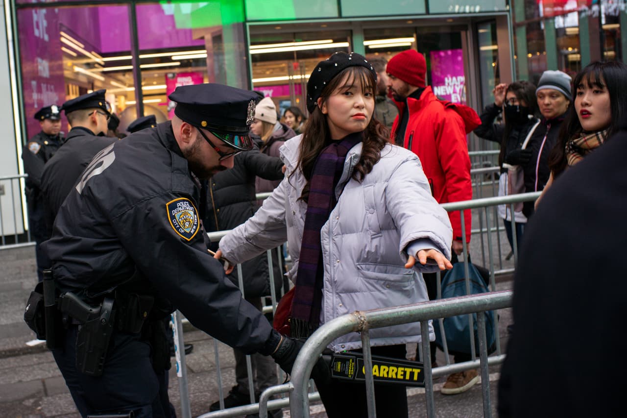 La policía incrementó las medidas de seguridad para garantizar que miles de asistentes se mantuvieran seguros curaante las celebraciones de Año Nuevo en Times Square.