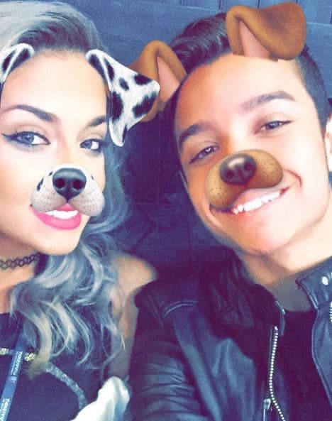 Sheniel y Christian se divierten juntos.