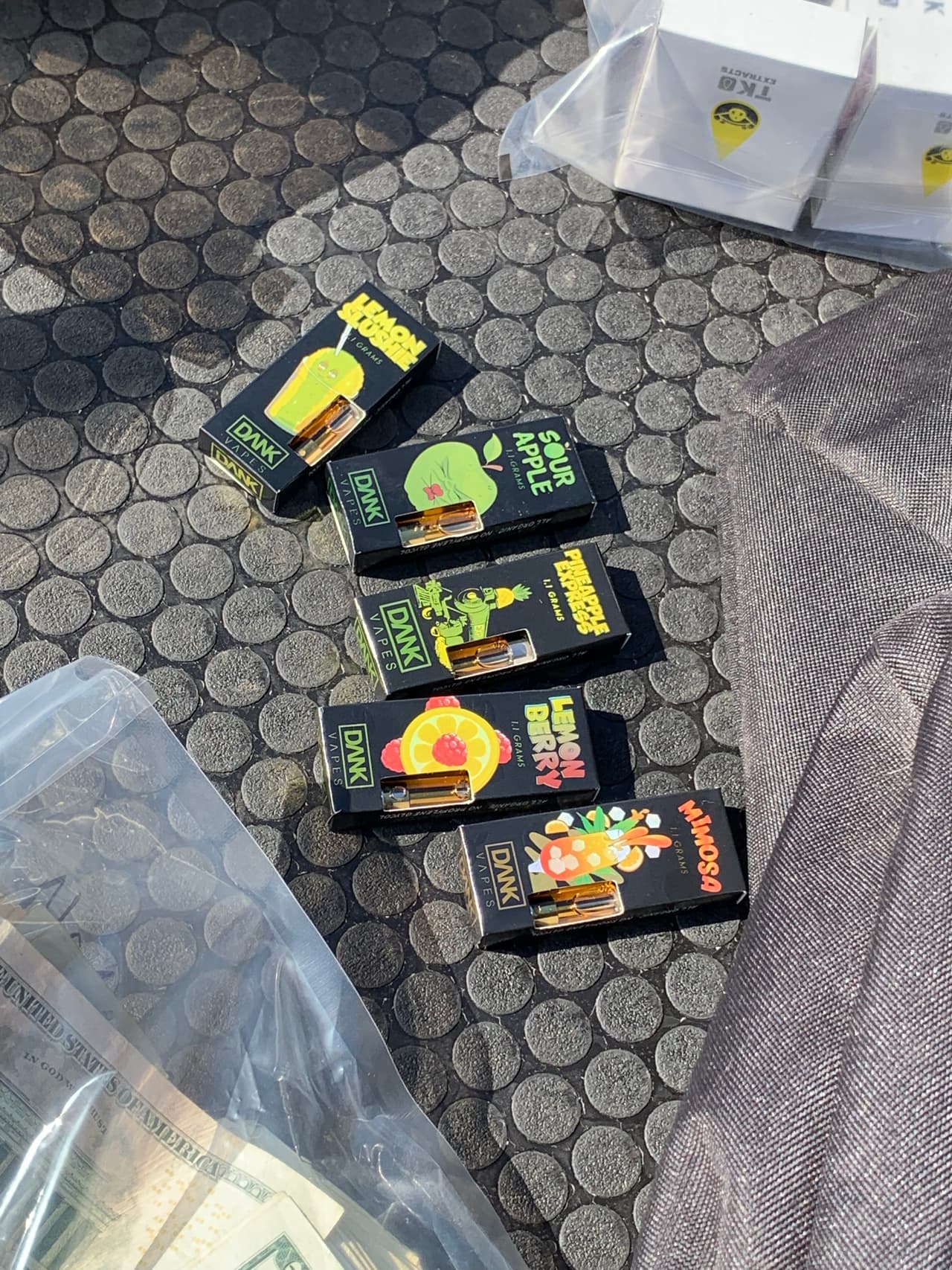 Los detectives también localizaron aproximadamente 1.100 marcas "Dank" cartuchos de vape empaquetados y 8 frascos de destilado narcótico.
<br>