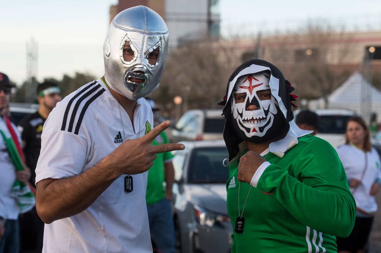 Los fanáticos mexicanos prendieron la fiesta en Las Vegas en medio del amistoso contra Islandia. Disfraces, colorido, amigos, familias, bellas mujeres y hasta música fueron parte del colorido de los presentes. Los hinchas asumieron sus papeles de alegría.