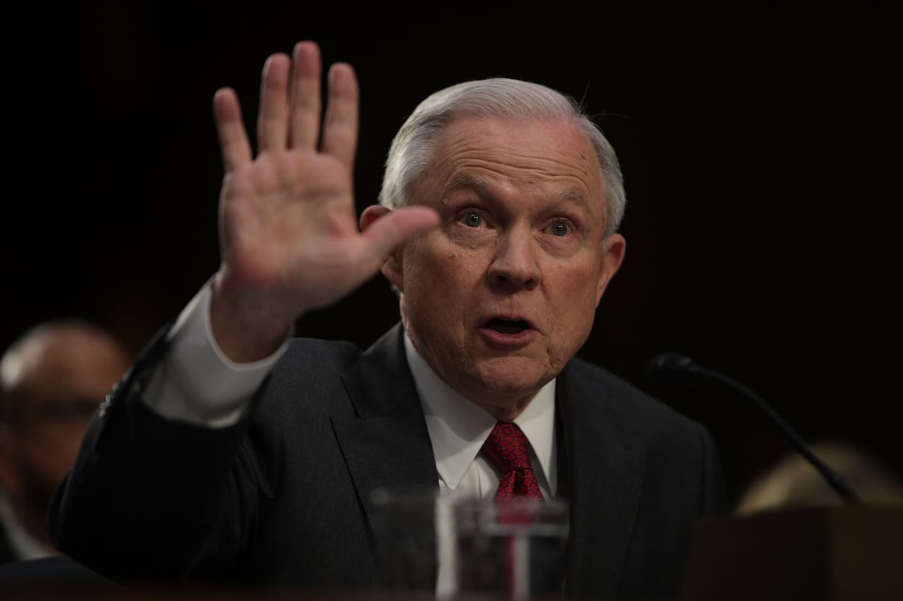 <b><a href="https://www.univision.com/temas/jeff-sessions">Jeff Sessions</a></b>
<a href="https://www.univision.com/temas/jeff-sessions">.</a> Una semana despues de la comparecencia de Comey, a mediados de junio de 2017, 
<a href="https://www.univision.com/noticias/politica/el-accidentado-paso-de-jeff-sessions-por-el-departamento-de-justicia-en-15-fotografias-fotos">el entonces fiscal general</a> se presentó ante el Comité de Inteligencia del Senado. Aunque muchos esperaban que esta intervención fuera una respuesta oficial a las revelaciones de Comey, Sessions no aclaró las razones del despido director de FBI. Con las frases “no sé”, “no recuerdo”, “no estaba al tanto,“no que yo sepa” y “no estoy en capacidad de revelar comunicaciones privadas con el presidente”, Sessions evadió a los que buscaban que respondiera directamente a los argumentos de Comey.