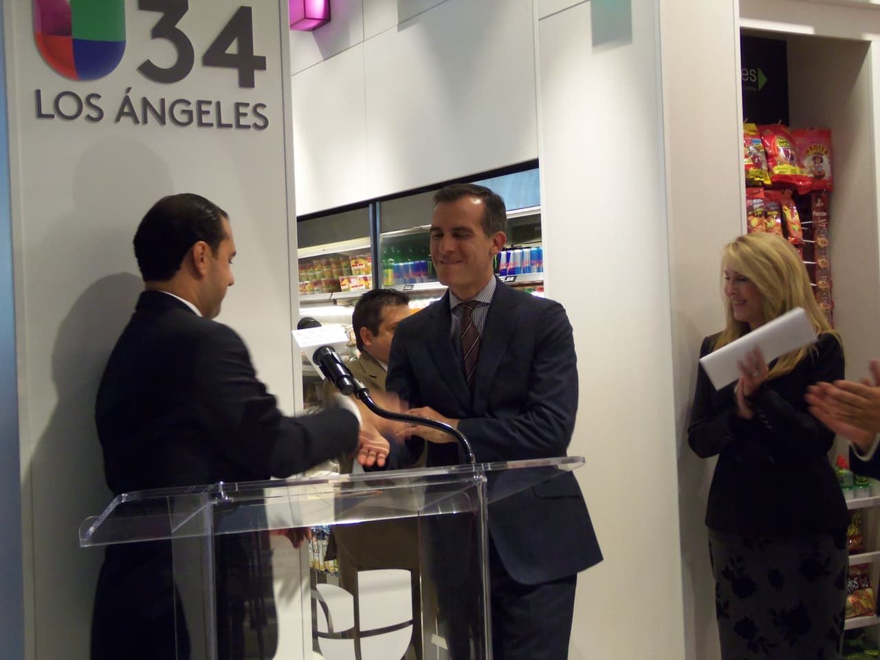 Así se festejó la inauguración de la tienda de Univision en LAX