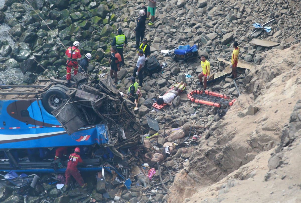 Los primeros reportes indican que el colectivo impactó contra un tráiler y se salió de la carretera.