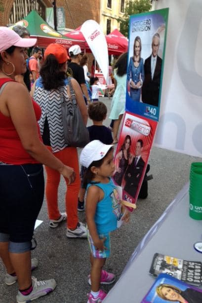 Cientos de personas asistieron a la 21º Fiesta del Pueblo este domingo en el centro de Raleigh. Grandes y pequeños pudieron disfrutar junto a Univision 40 de un ambiente lleno de juegos, antojitos, productos y mucho entretenimiento.