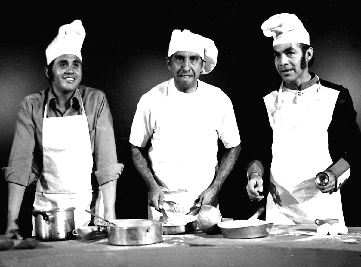 Pasaron los años y Marcos creció bajo la tutela de Gobera, pero un día, cuando tenía 14 años, el hoy actor se encontraba 
<b>viendo la televisión</b> en donde en ese momento se transmitía ‘Ensalada de locos’, un programa cómico mexicano que fue realizado entre 1970 y 1973 en donde actuaban Héctor Lechuga (centro), Guillermo Rivas, Alejandro Suárez (derecha) y Manuel ‘El Loco’ Valdés (izquierda).
<br>