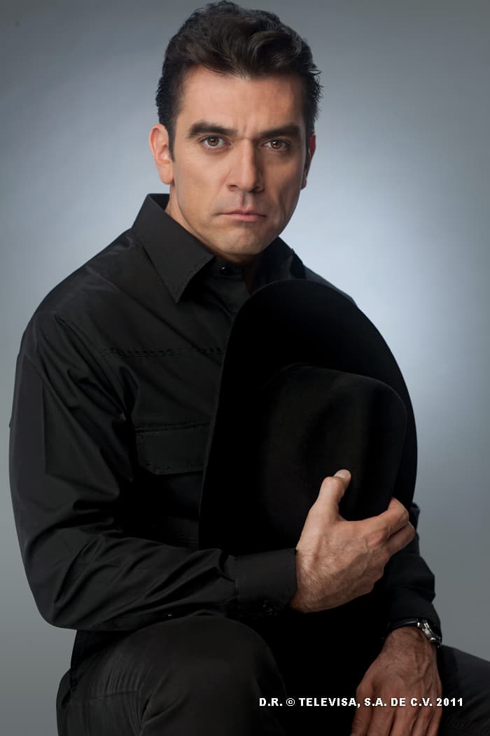 Con "Rogelio Montero" se robó el corazón de todas las mujeres de la telenovela y las que estaban detrás de la pantalla también.