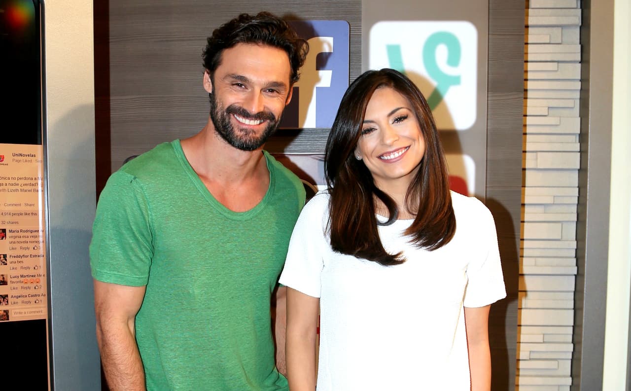 Contreras fue muy criticada por ciertos fans y medios ya que le acusaron de ser la razón por la que Sánchez se divorció de su esposa, la actriz española Elia Galera. 
<br>