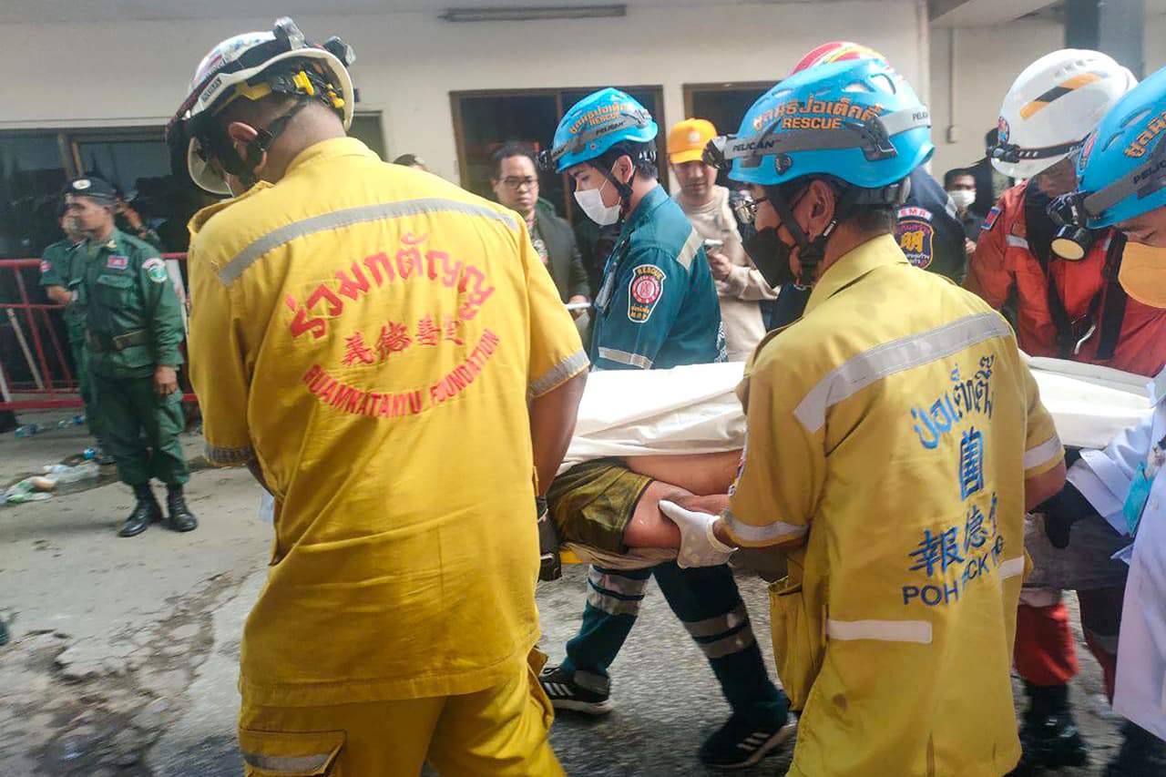 Autoridades tailandesas en la provincia vecina de Sa Kaeo indicaron que 50 víctimas fueron hospitalizadas allí. Prapas Pookduang, autoridad de salud en la provincia tailandesa, dijo a AFP que 13 personas estaban "con respiración asistida".