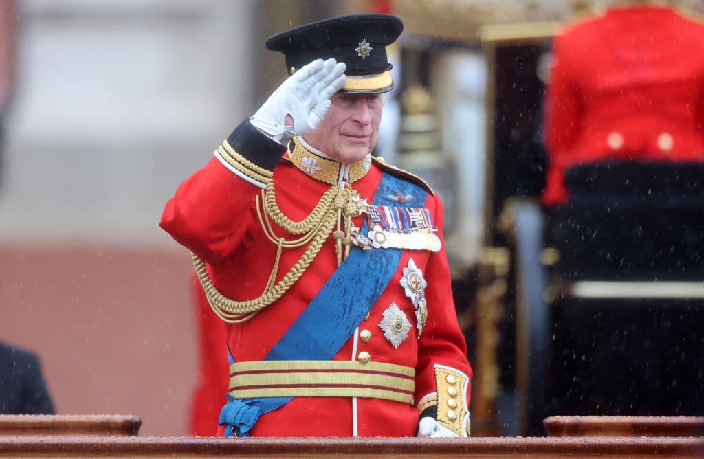 El rey Carlos III durante el desfile de honores en el Palacio de Buckingham el 15 de junio de 2024 en Londres.