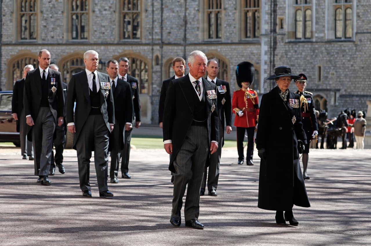 A pesar de la supuesta molestia de la familia real, el príncipe Harry estuvo presente en el funeral de su abuelo, en cuya ceremonia se dio la indicación de que ningún miembro real llevaría uniforme.