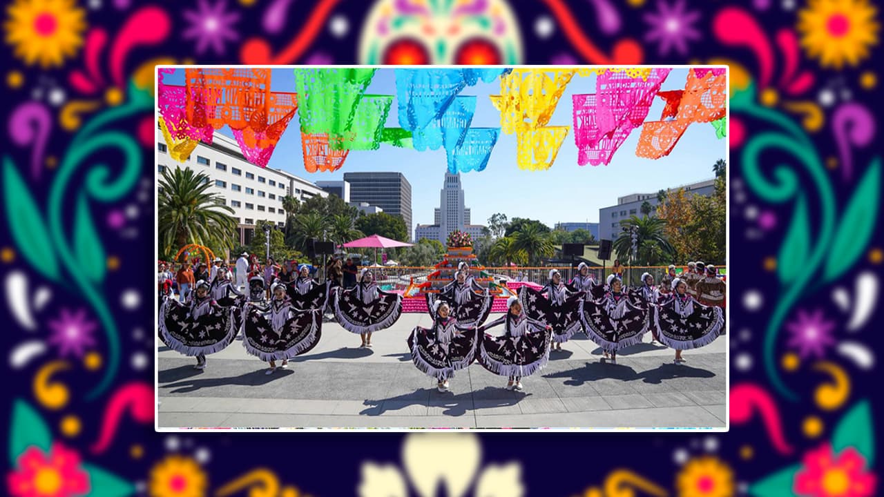 <b>2. Día de los Muertos en Gloria Molina Grand Park</b>
<br> • Fechas: Del 19 de octubre al 2 de noviembre de 2024
<br> • Horario: 8:00 a.m. - 9:00 p.m.
<br> • Dirección: 200 N Grand Ave, Los Ángeles
<br> • Instalaciones de altares en todo el parque, con actividades diarias que incluyen talleres de arte, música en vivo y actuaciones culturales.