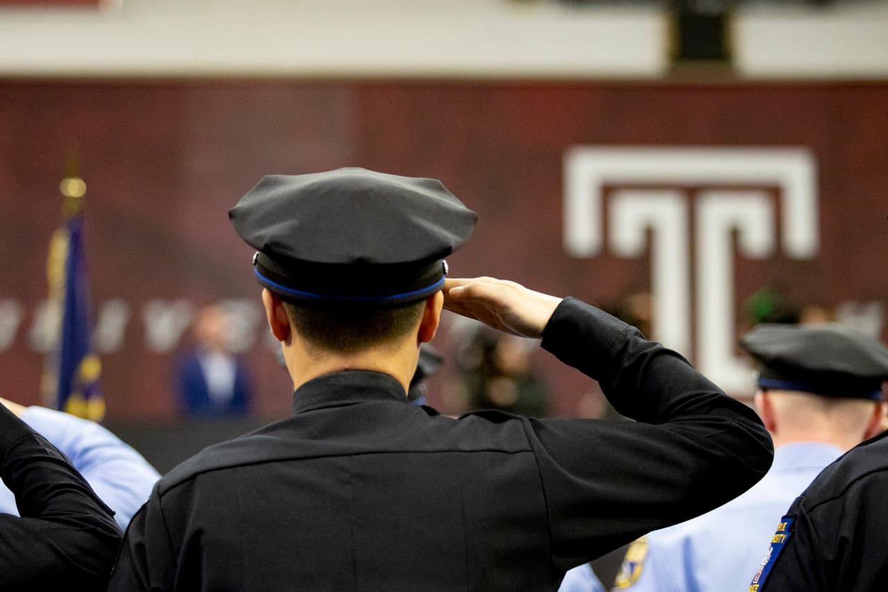 Departamento de Policía de Filadelfia gradúa nuevos oficiales y ocho se unen a la fuerza de Temple 