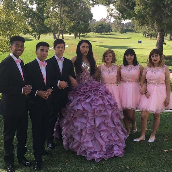 '15: A Quinceañera Story' es una serie de cuatro documentales que la misma Thalía dirigira para la cadena HBO y que seguirá las vidas de cinco jóvenes y su preparación para su fiesta de 15 años.