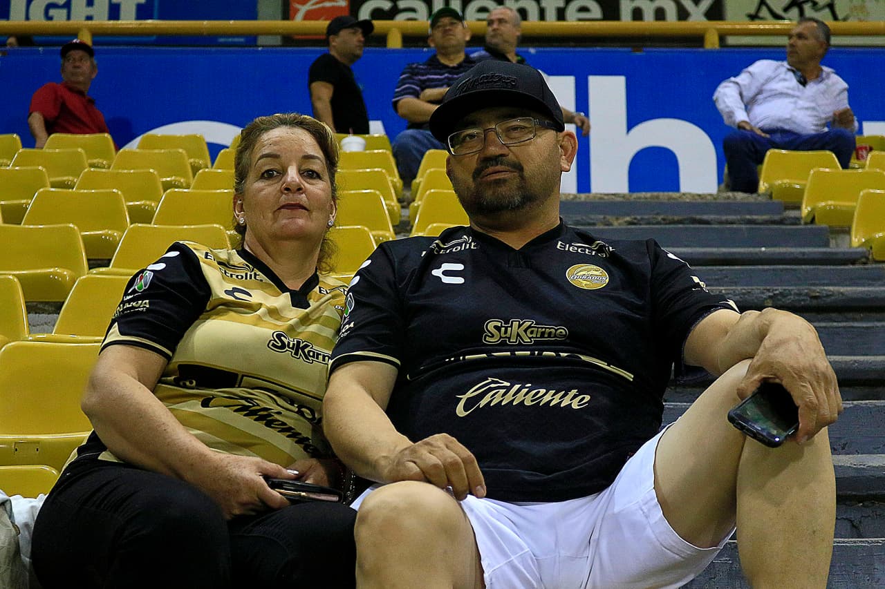 El público debió tener paciencia ya que por un corte de luz se vio postergado el juego durante varios minutos en el primer tiempo.