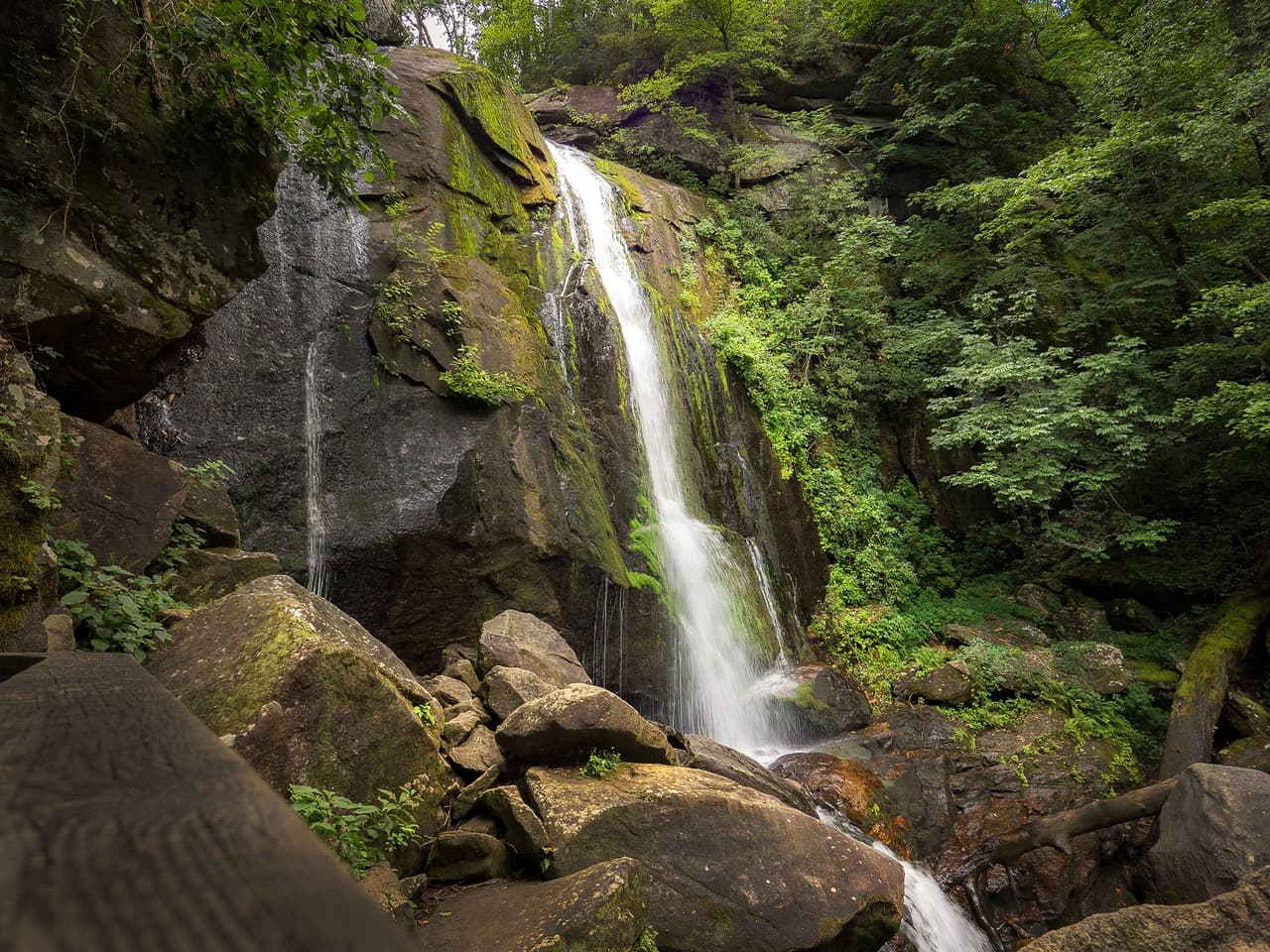 Los visitantes también encontrarán una cascada de 80 pies.
