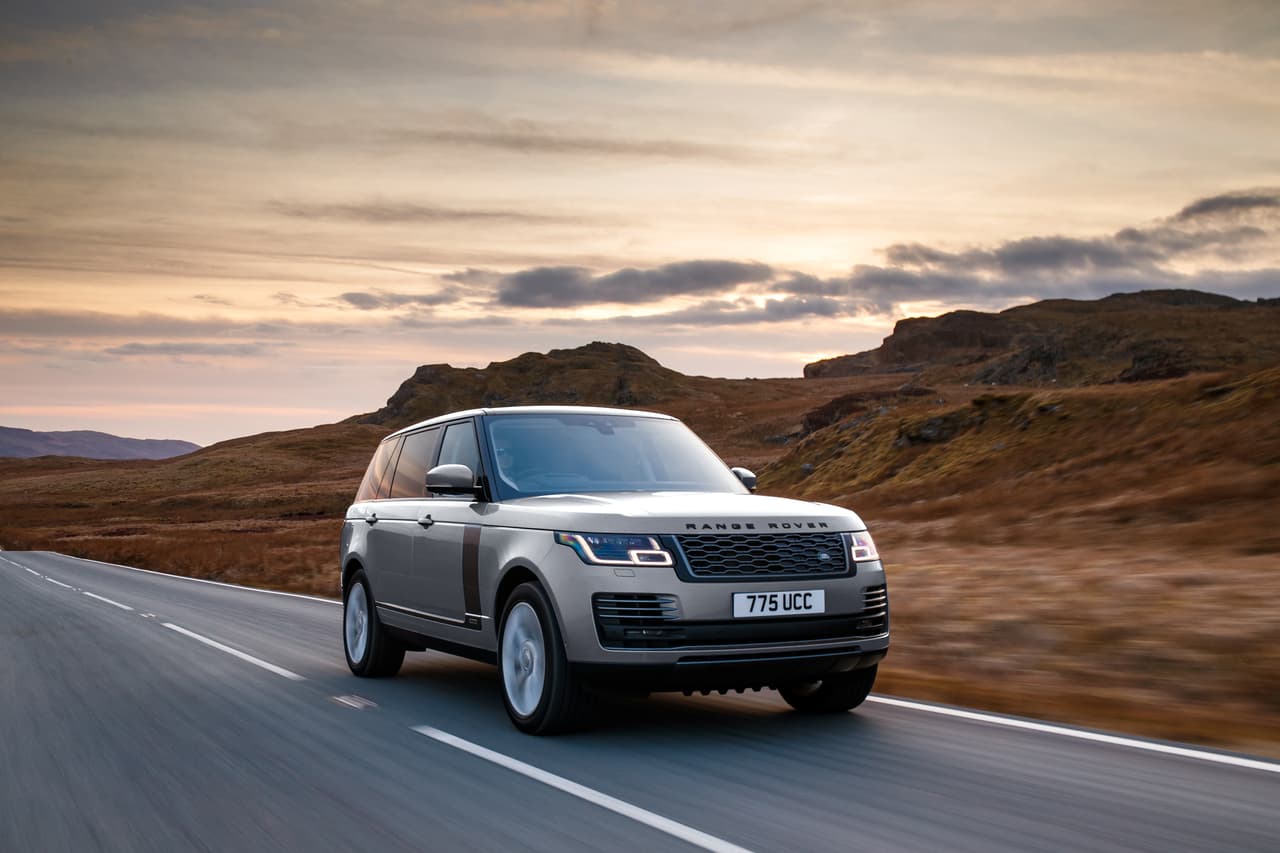 <h3 class="cms-H3-H3"><b>10. Land Rover Range Rover LWB SVA</b></h3>
<br>
<br>
<b>Puntaje: 30/100</b>
<br>
<br>Con un motor 8 cilindros de 5.0 litros y una transmisión automática, relacionada a un sistema de tracción en las cuatro ruedas, la Land Rover Range Rover tiene un consumo de combustible de 13 mpg en ciudad y 19 mpg en carretera.
<br>