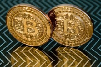 La guerra de la informática, la información y desinformación en los medios sociales, Internet y mercados globales será muy intensa y sofisticada sobre todo entre las dos grandes economías mundiales, la de Estados Unidos y la de China que estarán compitiendo por nuevos mercados y territorios dentro del plano comercial y por la efectividad de monedas virtuales que serán introducidas este año, particularmente la conocida como Libra lanzada por Facebook en combinación con mercados monetarios de Europa y Japón. 
<br>