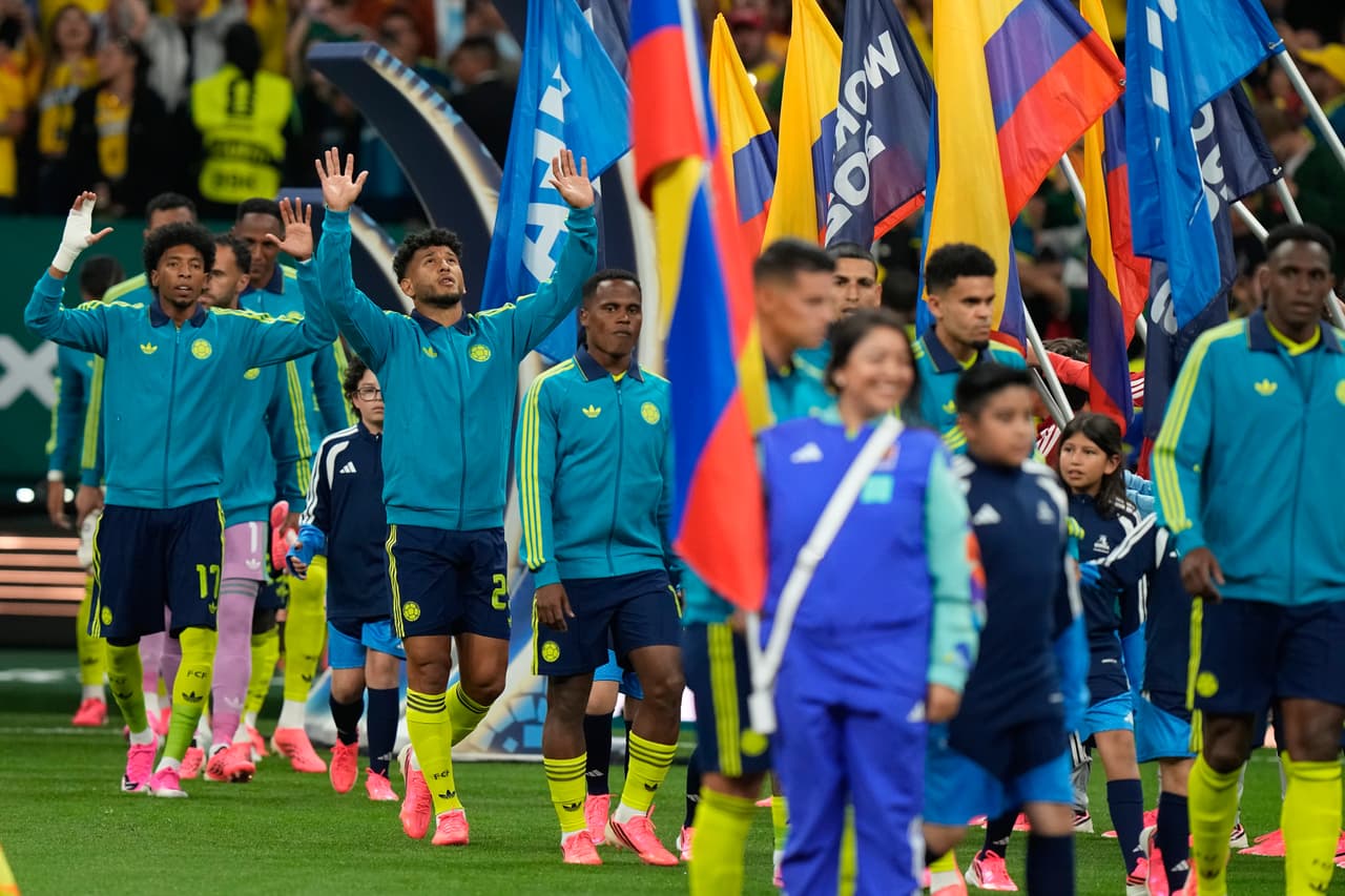 Jugadores colombianos llegan para el partido de fútbol del Grupo K de la Copa Mundial entre Uzbekistán y Colombia en la Ciudad de México.