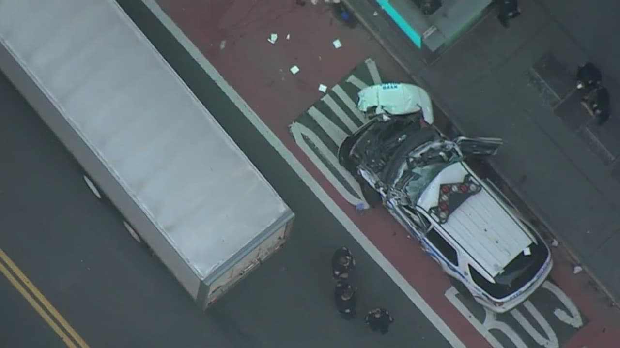 Patrulla de policía choca con tráiler en Manhattan; quedan 4 oficiales heridos