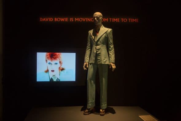 La exhibición se presenta en el Museo de Arte Contemporáneo de Chicago desde el 23 de septiembre y documenta la extensa carrera musical de uno de los iconos del glam rock británico.