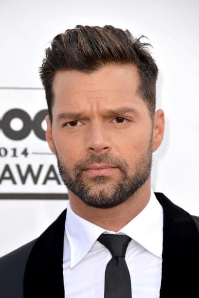 Ricky, muy seriecito. Mira aquí lo último en chismes.