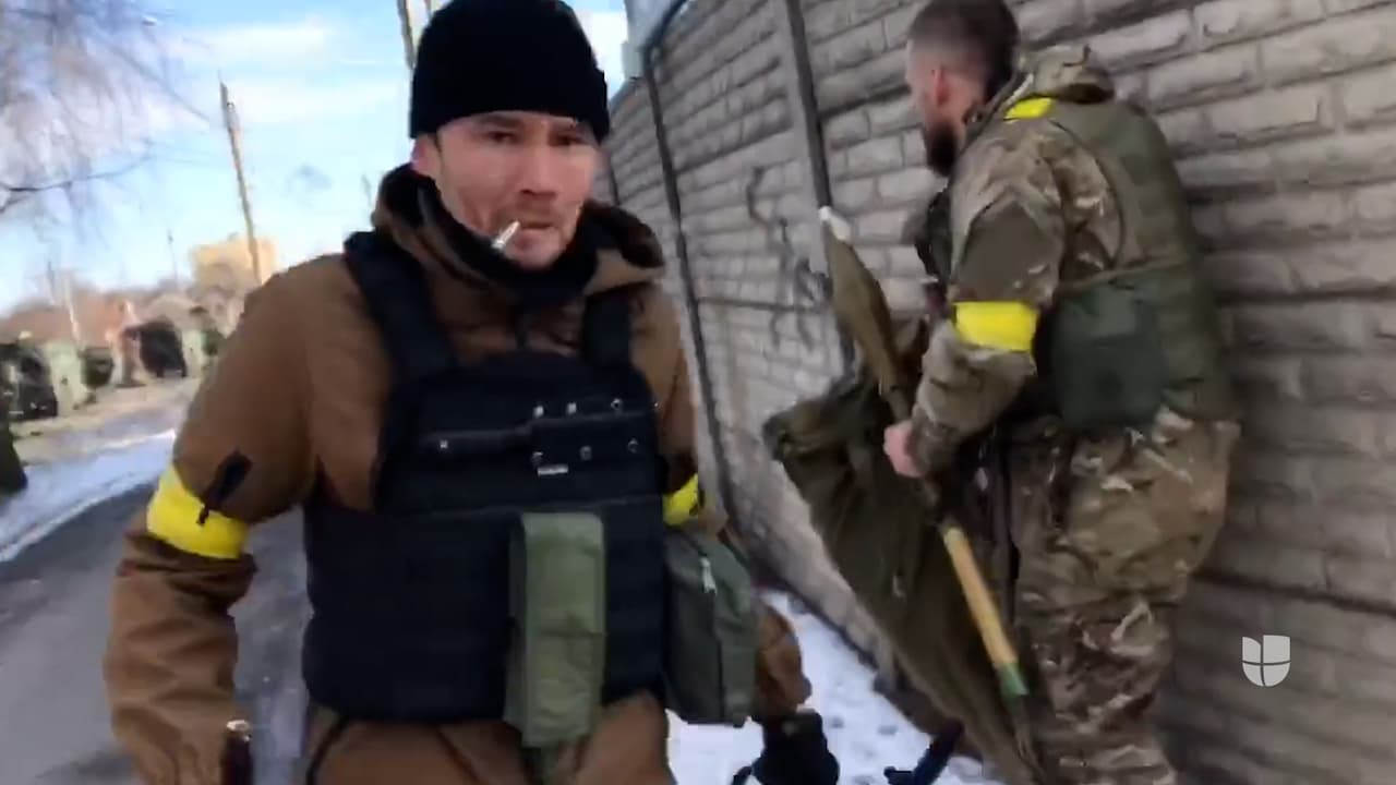 Video: Las tropas ucranianas enfrentaron en Járkov a las tropas rusas. Al igual que sucedió en Kiev, la ciudad resistió la ofensiva de Putin y su gobernador asegura que Ucrania sigue controlando la ciudad. Sigue minuto a minuto la situación 
<a href="https://www.univision.com/noticias" target="_blank">aquí</a>.