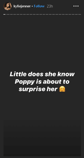 Mientras veían la película en su casa, Kylie Jenner, de 22 años, escribió en una historia de Instagram: "Poco sabe ella (Stormi) que 
<b>'Poppy' está a punto de sorprenderla</b>".