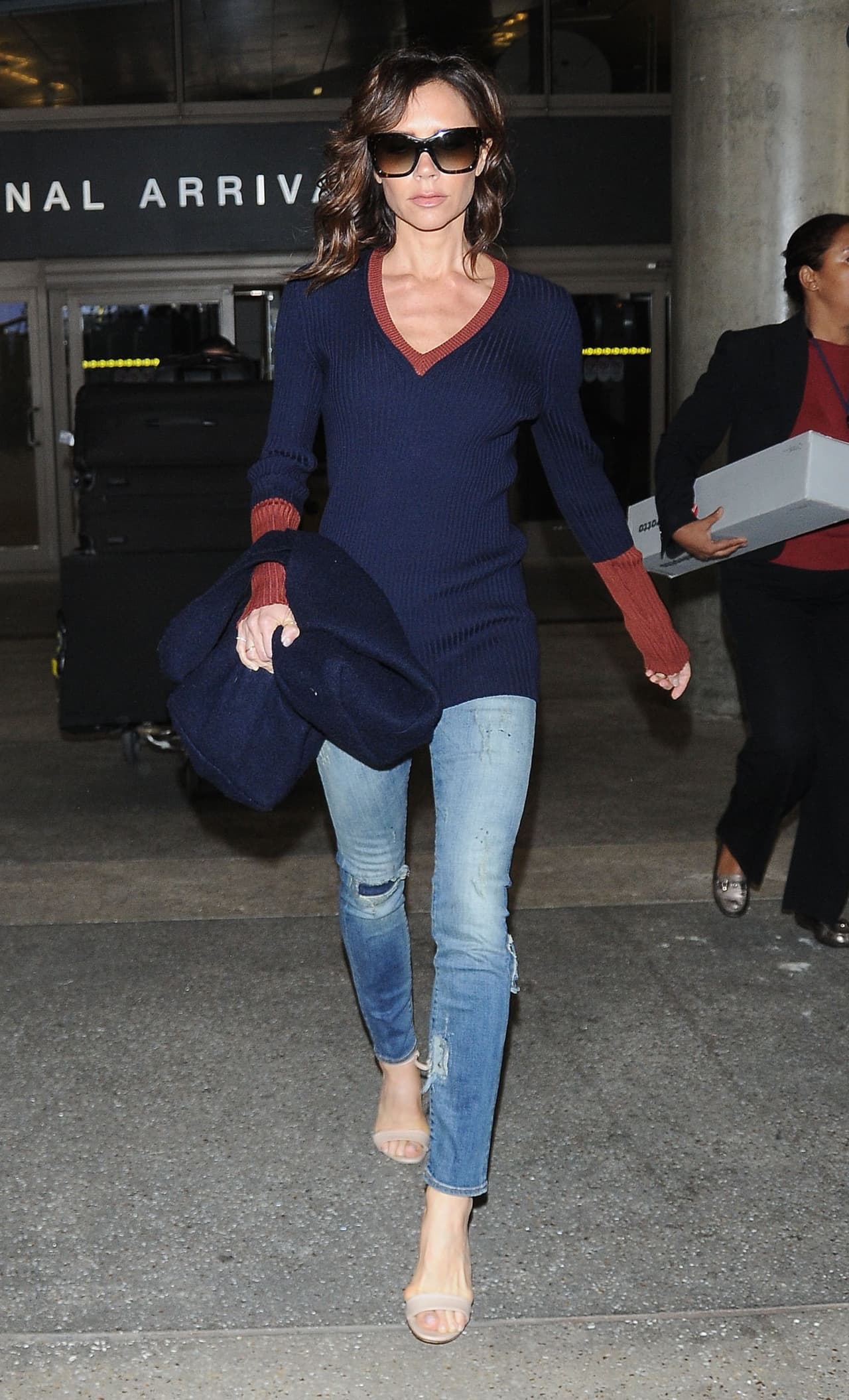 Unos jeans desgastados y bien ajustados.