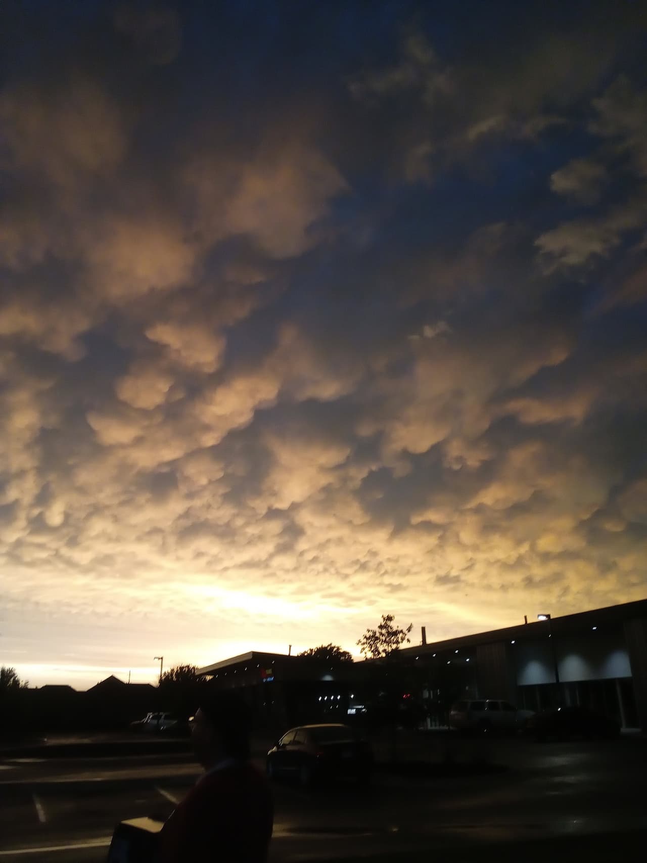 A veces, las nubes mammatus y otros tipos de nubes raras son provocadas por ondas atmosféricas que reverberan hacia afuera a través de grandes complejos de tormentas eléctricas.