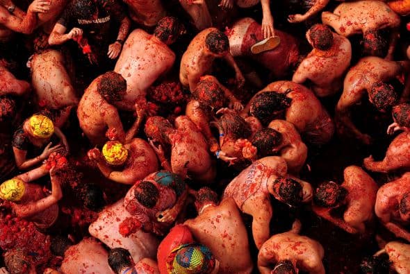 El tomate no sólo ha causado ruido en la comunidad científica, también al pueblo español "en especial a los habitantes de Buñol- los cuales el último miércoles de agosto de cada año, se reúnen en las calles de la mítica ciudad para arrojarse tomates rojos unos a otros. Cocina con sabor para tus hijos y prepara platillos nutritivos y ricos en casa. Busca más recetas deliciosas aquí.