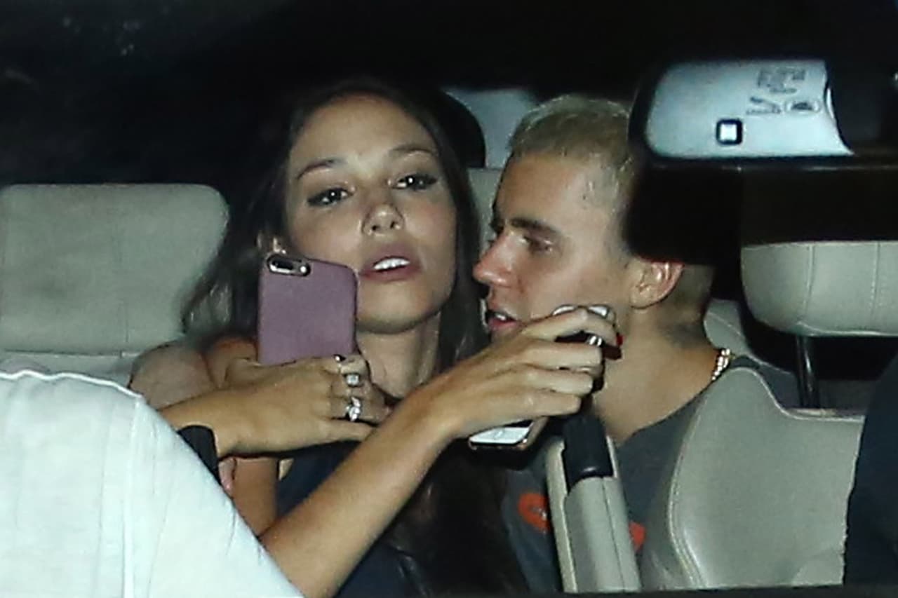 Luciana Chamone es una modelo de Brasil que fue comparada con Selena Gomez, las fans del joven de 23 años alegaban que se parecía mucho a Selena.