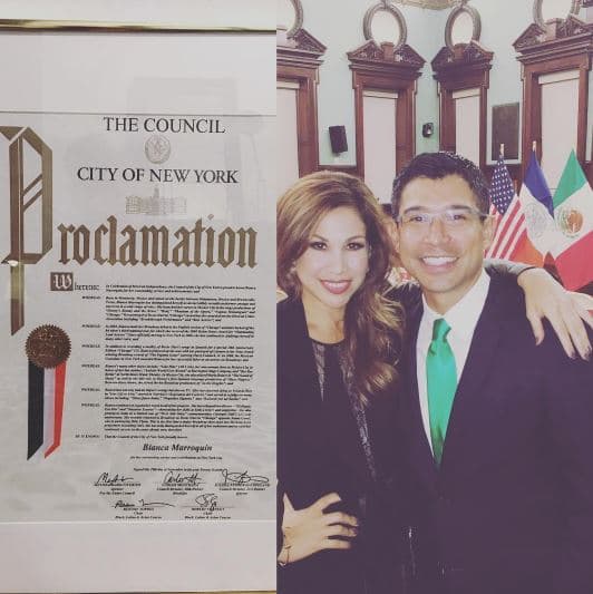 Hace pocas semanas, el consejero Carlos Menchaca le hizo un reconocimiento en New York. "At City Hall. Thank you counselor Carlos Menchaca for the recognition. What an honor. What a beautiful event. I'm very proud of you".