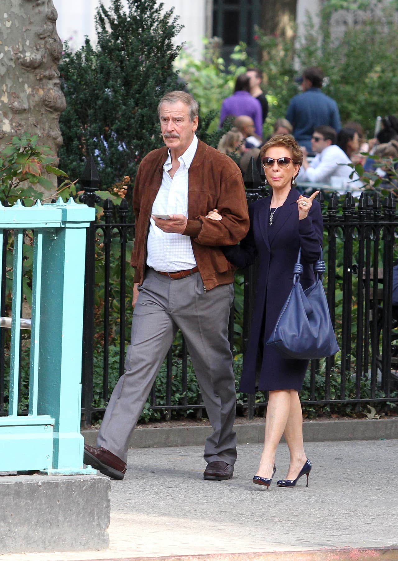 Todo el tiempo él la llevaba del brazo, muy caballeroso.