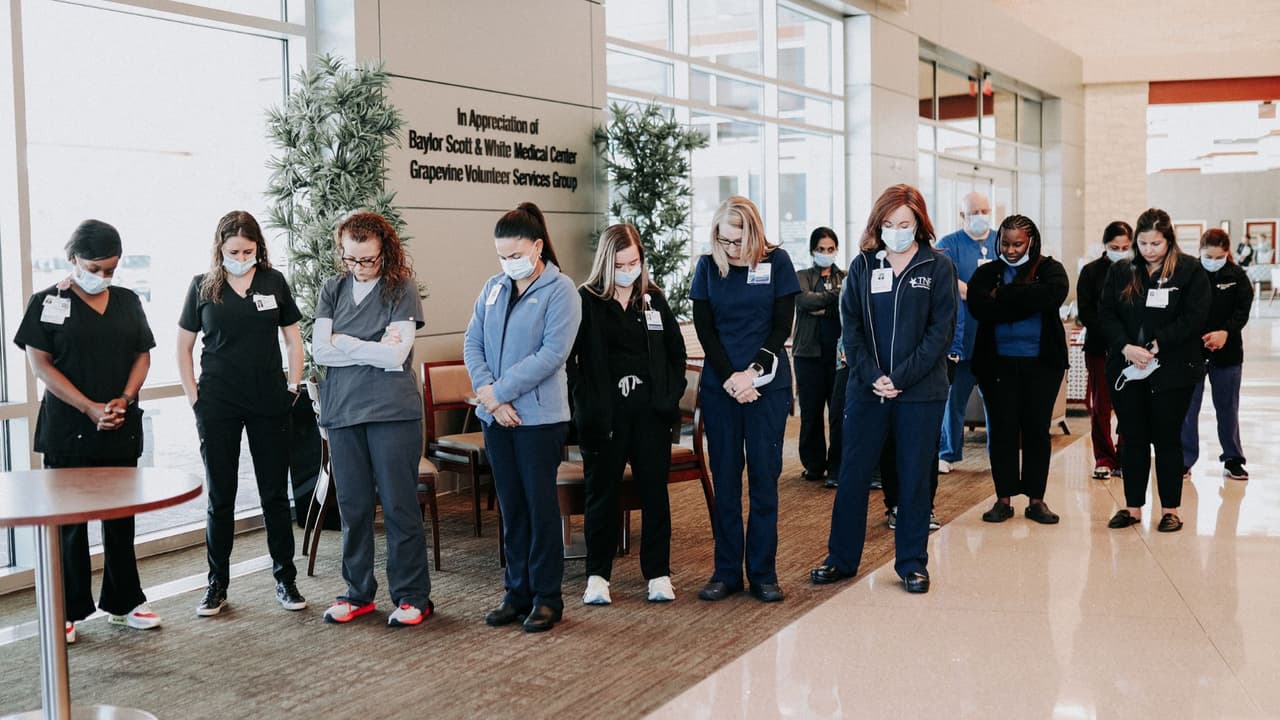 Personal médico y hospitalario del norte de Texas dedicó un minuto de silencio por Jacqueline Ama Pokuua y Annette Flowers.