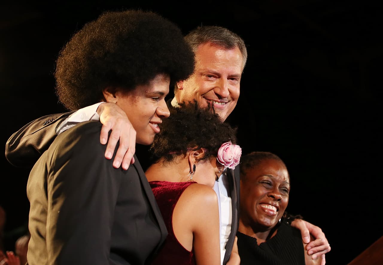 <b>Bill de Blasio y Chirlane McCray. </b>Aunque hoy en día el matrimonio interracial no es nada nuevo, el alcalde de Nueva York es 
<b><a href="https://www.usatoday.com/story/news/nation/2013/11/16/white-mayor-black-wife-nyc-shatters-an-image/3615273/" target="_blank">uno de los pocos funcionarios blancos con esposa afroamericana</a></b> en haber ser elegido para un cargo de alto perfil (2013).