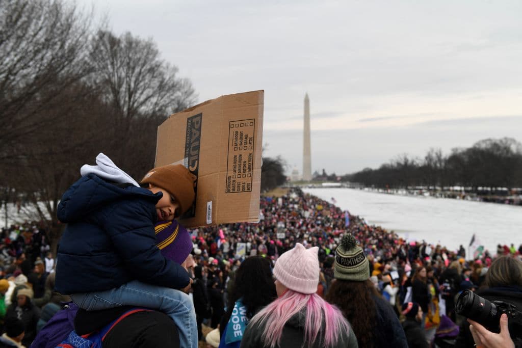 Muchas mujeres llevaban gorros rosas, símbolo icónico de las manifestaciones contra Trump desde 2017.