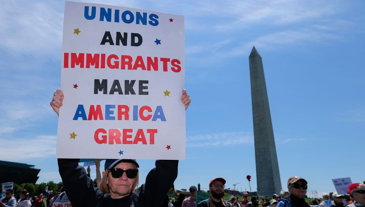 "Los sindicatos y los inmigrantes hacen grande a Estados Unidos": Cientos de manifestantes se reunieron en el National Mall por el Día Internacional de los Trabajadores, también conocido como May Day, para exigir derechos laborales, fortalecer el poder sindical y promover la justicia económica el 1 de mayo de 2026 en Washington, D.C. 
<br>Los manifestantes expresaron su rechazo a la concentración de riqueza corporativa y a políticas asociadas con Donald Trump.