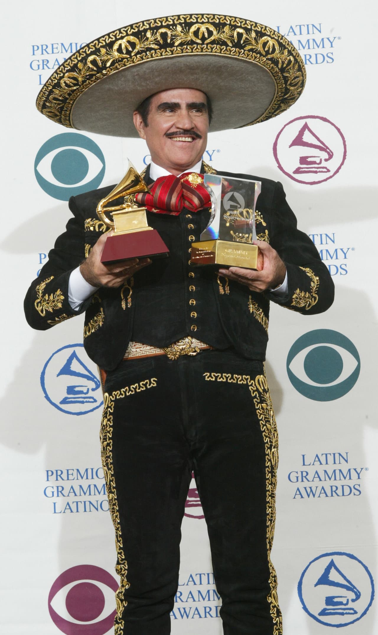 El sombrero tradicional del vestido charro que usa Vicente Fernández se llama Jarano.