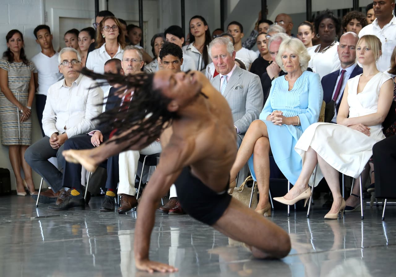 Este lunes, el príncipe Carlos y Camilla disfrutaron un 'performance' de la prestigiosa compañía Acosta Danza, en La Habana.