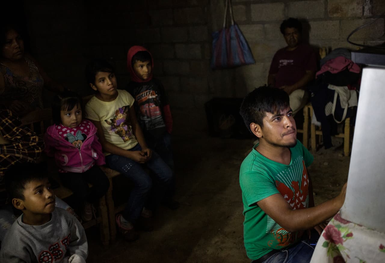 Jorge instala una nueva antena de televisión e intenta sin éxito sintonizar la señal para que sus hermanos vean las clases. El gobierno espera que ese sistema
<b>apoye a más de 30 millones de estudiantes en el país </b>en los cuatro niveles de educación básica (jardín de infantes, preescolar, primaria y secundaria) durante la pandemia del
<a href="https://www.univision.com/temas/coronavirus">coronavirus</a>.