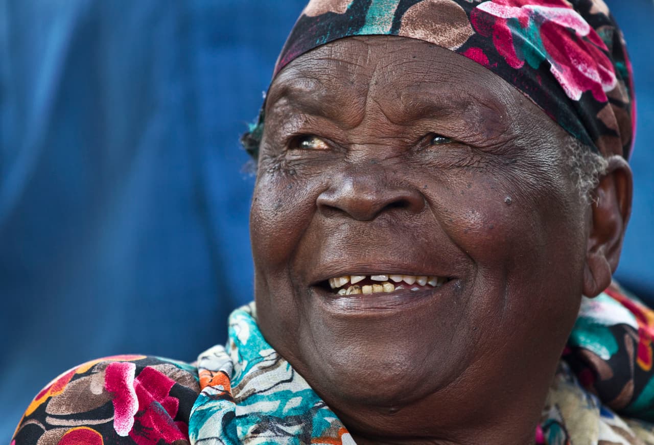 ‘Mamá Sarah’, como le decían cariñosamente a la abuela de
<a href="https://www.univision.com/temas/barack-obama"><u>Barack Obama</u></a>, se destacó por promover la educación para niños y huérfanos en su aldea rural de Kogelo, al oeste de Kenia. Según confirmaron familiares y autoridades, falleció alrededor de las 4 de la madrugada mientras recibía tratamiento en un hospital de Kisumu, una ciudad cercana a la aldea.