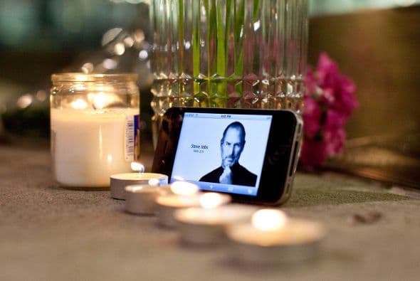Miles de fanáticos en todo el mundo hicieron de las tiendas Apple un santuario para recordar el legado que dejó el visionario Steve Jobs.
