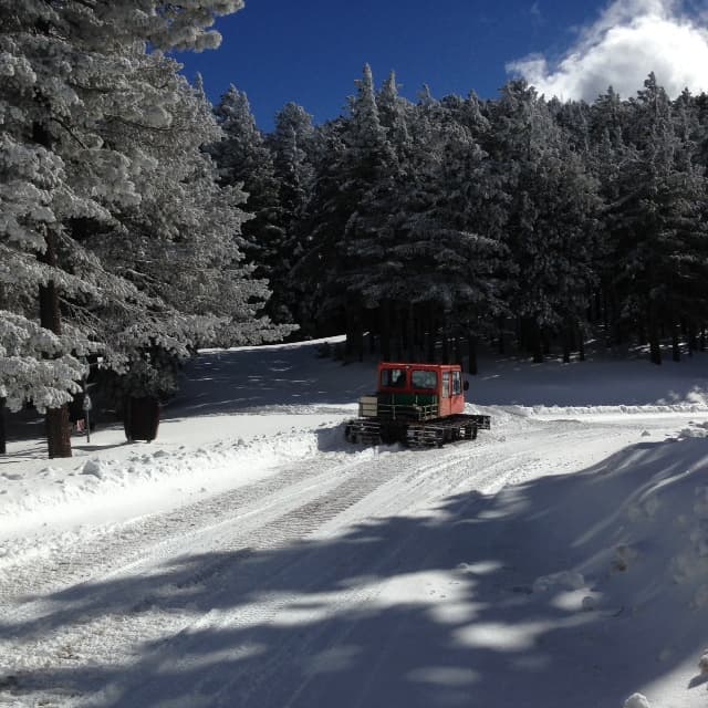 Técnicos del DPS trabajan en las montañas para mantener las comunicaciones de los servicios de emergencia.