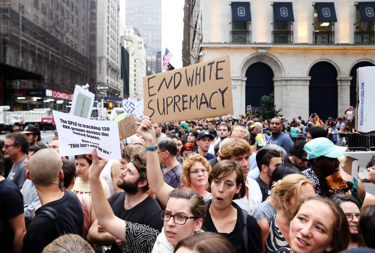 Este lunes, sin embargo, el presidente condenó este lunes la violencia de grupos supremacistas blancos durante la protesta del fin de semana en Virginia. Dijo que 
<b>"el racismo es el mal" </b>y que 
<b>"aquellos que causan violencia en su nombre son criminales y matones". </b>También catalogó como 
<b>"repugnantes" </b>a los miembros del KKK.
<b> </b>(Shannon Stapleton/Reuters)
